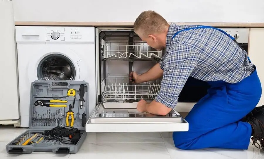 Erenler Maytag servisi teknisyen ekibi beyaz eşya tamiri yaparken